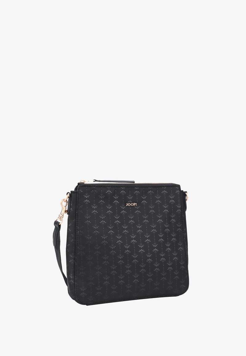 Černá crossbody taška vyrobená z texturovaného materiálu, s jemnými květinovými vzory. Zlaté kovové detaily a zipové uzavření zdobí její design.