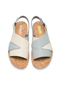 Sandali con suola in sughero e design a incrocio, con finta pelle in beige chiaro e grigio morbido, fibbia regolabile e suola interna testurizzata.