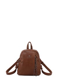 Zaino in pelle marrone con una superficie liscia, spallacci regolabili, chiusura con zip e un tirazip decorativo frontale. Logo sulla parte anteriore.