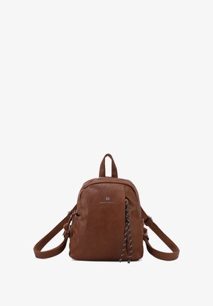 Zaino in pelle marrone con una superficie liscia, spallacci regolabili, chiusura con zip e un tirazip decorativo frontale. Logo sulla parte anteriore.