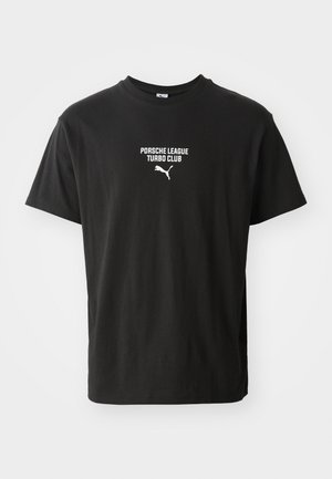 Must musta T-särk ümmarguse kaelusega, millel on valge trükitud tekst "PORSCHE LEAGUE TURBO CLUB" ja väike Puma logo all.