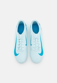 Zapatillas deportivas de color azul claro con superficie texturizada, cordones blancos y acentos azules, que presentan un diseño aerodinámico y un logotipo prominente.