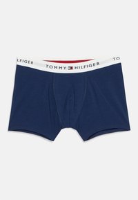 Σκούρα μπλε ανδρικά εσώρουχα boxer με λευκή μέση που έχει κόκκινα και σκούρα μπλε λογότυπα. Απαλό ύφασμα με σχεδιασμό που αγκαλιάζει το πέος.