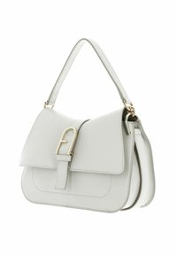 Borsa a mano in pelle grigia chiara con un design strutturato, dotata di chiusura a pattina, hardware color oro e un manico superiore singolo.