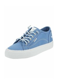 Modré plátěné tenisky s bílou gumovou podrážkou, kulatou špičkou a plochými tkaničkami. Jsou vybaveny malým logem a prošíváním texturovaného bočního panelu.