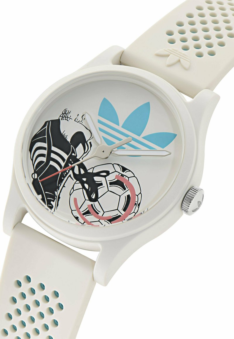 Witte siliconen horloge met een grafische wijzerplaat met zwarte voetbalthema-illustraties en een blauw Adidas trefoil-logo. Zilveren metalen kroon.