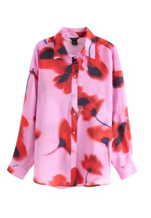 Lyserød skjorte med knapper lavet af letvægtsstof, med store røde og sorte blomsterprint, med krave og lange ærmer.