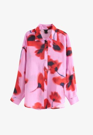 Lyserød skjorte med knapper lavet af letvægtsstof, med store røde og sorte blomsterprint, med krave og lange ærmer.