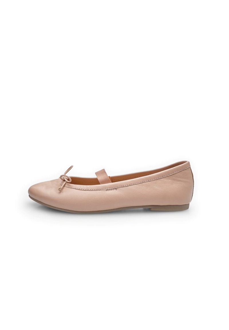 Svetlo roza usnjene baletke, zaobljen prst, majhna sponka na sprednji strani in ravna podplat z minimalnimi detajli.