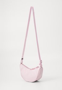 Rosa faux skinnveske med en halvmåneform, justerbar stropp og glidelås lukking på toppen. Glatt tekstur og minimalistisk design.