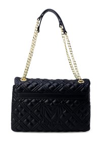Czarna torebka z pikowanej sztucznej skóry z złotym łańcuszkiem, z wyraźnym logo oraz teksturowanym diamentowym wzorem na powierzchni.
