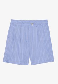 Ljusblå shorts med vertikala vita ränder, knappstängning och två framfickor med plisseringar för extra textur.