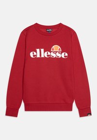 Felpa rossa con maniche lunghe, scollatura rotonda e un logo bianco "ellesse" sulla parte anteriore, con un accento arancione sopra la scritta.