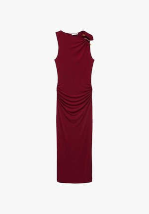 Robe sans manches bordeaux en tissu extensible, avec des fronces sur le côté et un accent doré décoratif sur l'épaule.