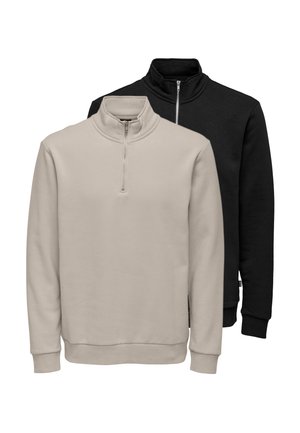 To langærmede fleece-pulvere med halvlange lynlåse, den ene beige foran og den anden sort bagved, begge med ribstrikkede manchetter og kraver.