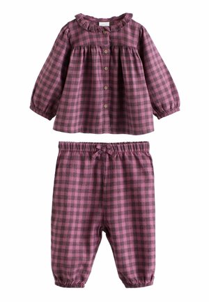 Dvojdielny outfit obsahujúci dlhý rukáv s fialovo-čiernym károvaným vzorom, s volánovým golierom a gombíkmi, skombinovaný s ladiacimi nohavicami s elastickým pásom.