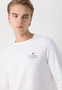 Tommy Hilfiger STACK TEE - Maglietta a manica lunga - white