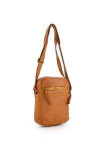 Hnědá kožená crossbody taška s nastavitelným popruhem, která má přední kapsu na zip a hladký, texturovaný povrch. Kompaktní obdélníkový tvar.