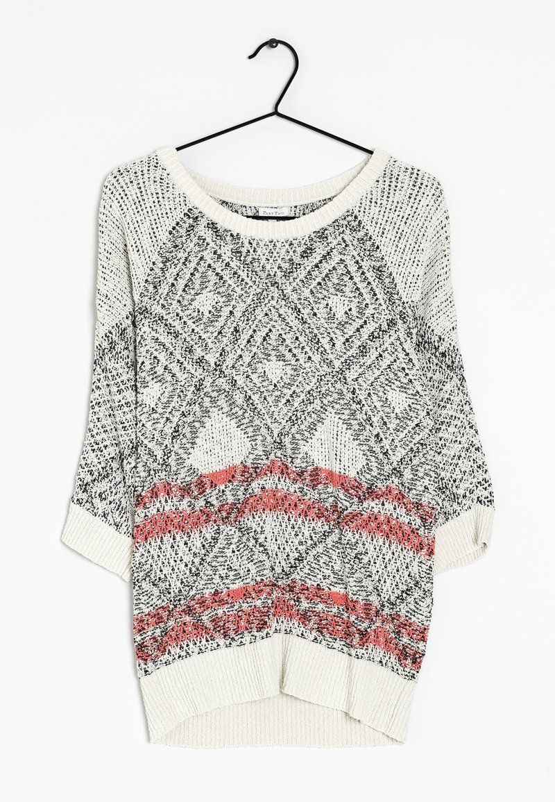 Lekki kremowy sweter z czarno-czerwonymi geometrycznymi wzorami, dekoltem w serek, rękawami do połowy przedramienia i prążkowanym wykończeniem dolnym. Wyraźna tekstura dzianiny.