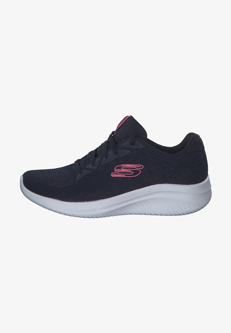 Baskets de sport noires avec logo rose "S", tige en mesh, lacets noirs et semelle blanche épaisse conçues pour la course ou la marche.