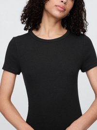 Čierny krátky rukáv s rebrovaným vzorom a zaobleným výstrihom, úzky strih a jemná textúra, vhodný na každodenné nosenie.