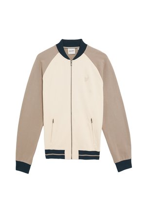 Cremfarbene Zip-Jacke mit beigen Raglanärmeln. Sie verfügt über navyfarbene Rippbündchen und Saum, zwei mit Reißverschluss gesicherte Taschen und ein dezentes Logodetail.