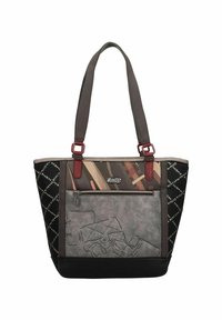 Tasche aus einer Mischung von grauen und schwarzen Materialien, mit roten Akzenten und einem geometrischen Muster. Beinhaltet eine vordere Reißverschlusstasche und Schulterriemen.