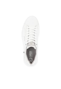 Baskets blanches avec un dessus lisse, un embout rond et un système de laçage classique. Comprend une semelle intérieure grise avec un logo et de subtils accents noirs sur les côtés.