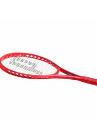 Rode tennisracket met witte en zwarte snaren, horizontaal weergegeven op een witte achtergrond.