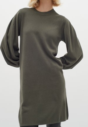 Olivenfarbener, übergroßer Strickkleid mit langen, lockeren Ärmeln, geripptem Ausschnitt und geradem Schnitt. Weicher Stoff, minimalistisches Design.