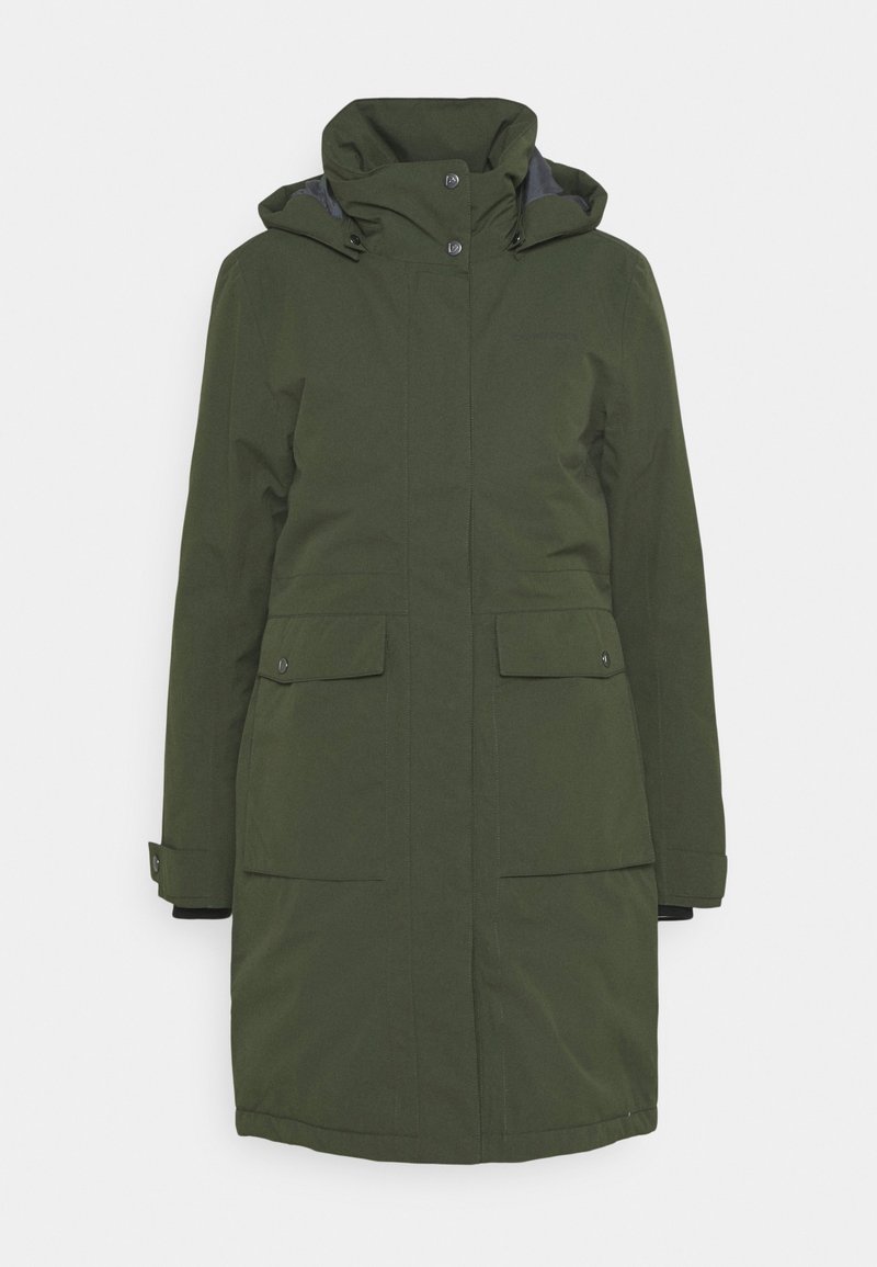 Long manteau d'hiver vert olive avec capuche, boutons-pression à l'avant et deux poches à rabat, présenté sur un fond blanc.