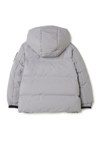 Chaqueta acolchada gris con capucha, que presenta un diseño acolchado, puños elásticos y un ajuste regular. La vista trasera muestra una textura suave y costuras.
