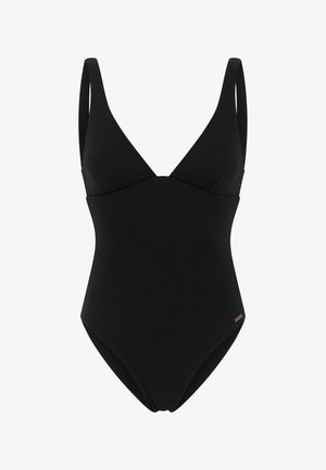 Schwarzer Einteiler mit strukturierter Stoffoberfläche, V-Ausschnitt, breiten Schulterträgern und kleinem Metallmarkenzeichen an der Hüfte.