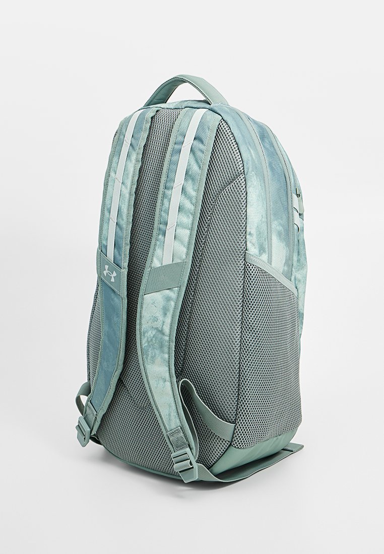 Zaino leggero verde chiaro realizzato in rete e tessuto, dotato di due spallacci regolabili, una superficie testurizzata e un logo frontale.