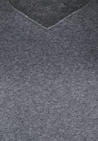 T-shirt grigio a scollo a V realizzato in tessuto misto cotone, caratterizzato da una consistenza morbida con un leggero effetto melangiato e una vestibilità classica e rilassata.