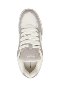 Szaro-biały sneaker z górą wykonaną z gładkiej skóry i siateczki, zaokrąglonym noskiem, białymi sznurowadłami, wyściełanym kołnierzem i wzorzystą podeszwą.