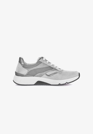 Baskets de sport pour hommes gris et blanc avec panneaux en mesh et en suède, lacets blancs et semelle épaisse, vues de profil gauche.