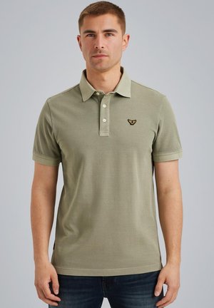 Polo majica u maslinasto zelenoj boji, izrađena od pamuka, s tri dugmeta na prednjem dijelu, kratkim rukavima i izvezenim logotipom na prsima.
