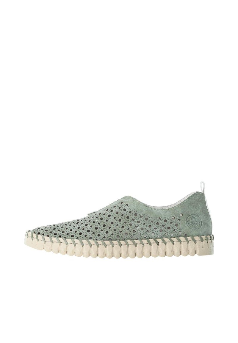 Bottes à enfiler en suede vert clair avec un motif de découpes circulaires, semelle texturée beige et languette à l'arrière pour un enfilage facile.