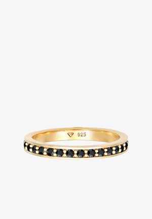 Bague en argent sterling plaqué or avec une rangée de pierres noires facettées et de petites accents dorés, au design minimaliste et à la finition épurée.