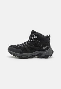 Scarpa da hiking nera realizzata in suede e rete, con suola in gomma testurizzata, occhielli metallici e lacci riflettenti. Logo distintivo sul lato.