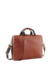 Braune Ledertasche mit zwei Griffen, vorderer Reißverschlusstasche und verstellbarem dunklem Stoff-Schulterriemen.