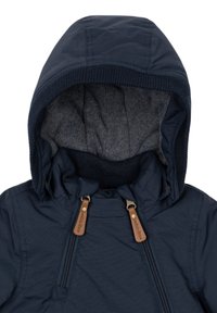 Jachetă bleumarin cu glugă, având un căptușeală gri texturată și accente din piele maro. Include un fermoar frontal și guler din material elastic.