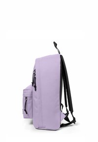 Lavendelfärgad ryggsäck med en strukturerad design, sidoficka, justerbara remmar och kontrasterande svarta accenter. Hållbart tyg med en slät textur.