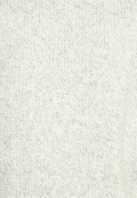 Tessuto a maglia grigio chiaro con una texture morbida e un sottile motivo melange, che presenta un aspetto uniforme e liscio.