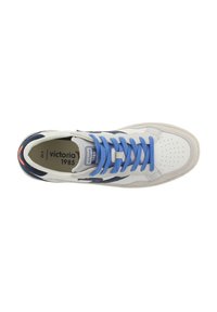 Sneaker bianco con lacci blu, dettagli blu scuro e suola in gomma texturizzata. Presenta una punta perforata e un'etichetta "victoria 1985" all'interno.
