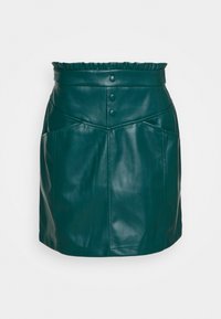 Teal imitationsläderskjol med en volangmidja, som har två tryckknappar och snedställda framfickor. Den har en slät, glänsande yta.