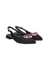 Zapatos slingback de ante negro con punta afilada, con un adorno de múltiples joyas de colores en la parte delantera y un pequeño tacón grueso.