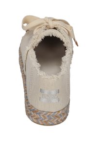 Scarpa in tela beige con bordi sfrangiati, lacci beige e suola in juta intrecciata con accenti blu; logo TOMS sul lato.