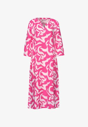 Volné růžové a bílé dlouhé šaty s abstraktním vzorem, tříčtvrtečními rukávy a výstřihem do V.